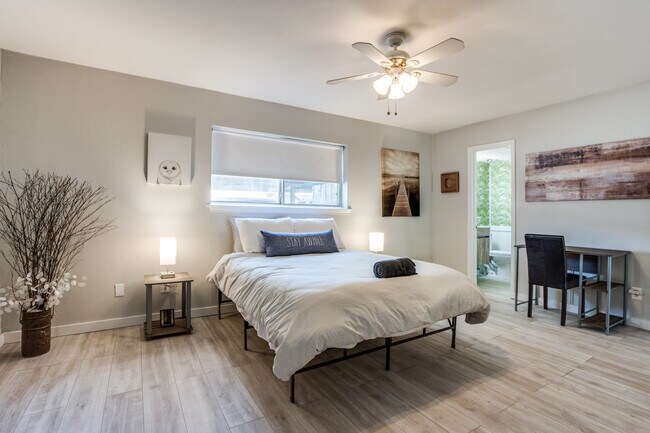 Building Photo - 7855 Meadow Park Dr