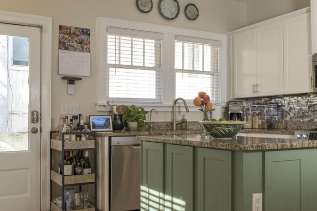 Building Photo - 801 Durant Pl NE