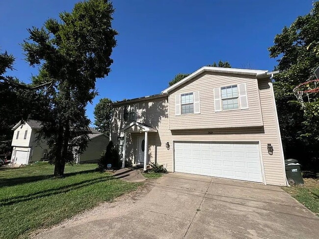 Primary Photo - "Charming 4-Bedroom Home with 2.5 Baths on Knox Avenue – A Cozy Retreat in Hollister, MO!"
