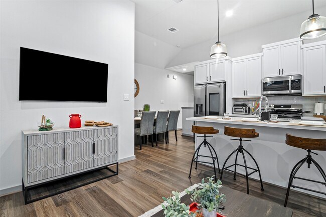 Building Photo - 829 Emile St