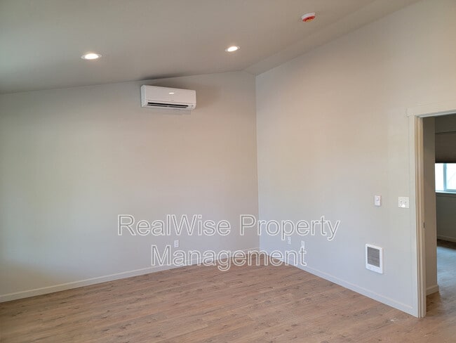 Building Photo - 407 SW 11th St