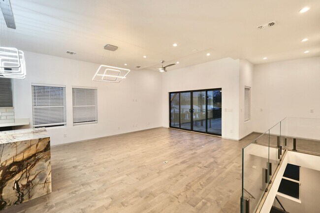 Building Photo - 902 Montana St