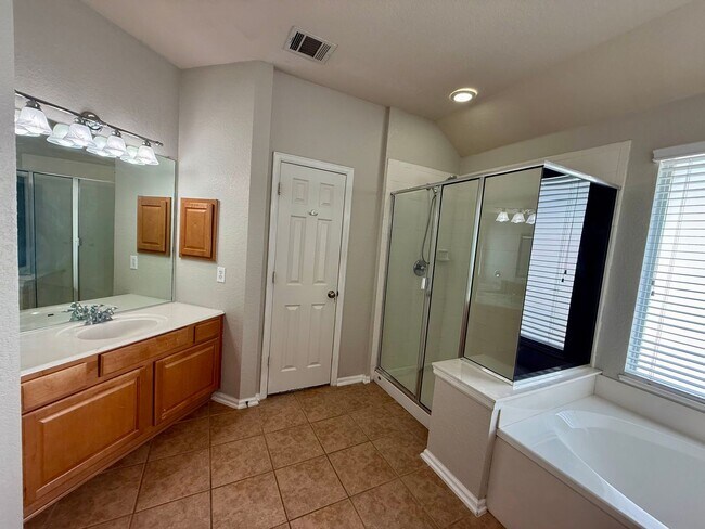 Building Photo - 5 bedroom, 3 bathroom home off TPC Parkway!