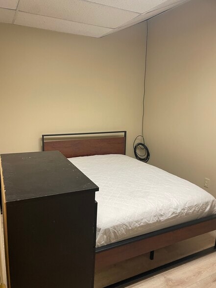 Building Photo - 105 W Main St