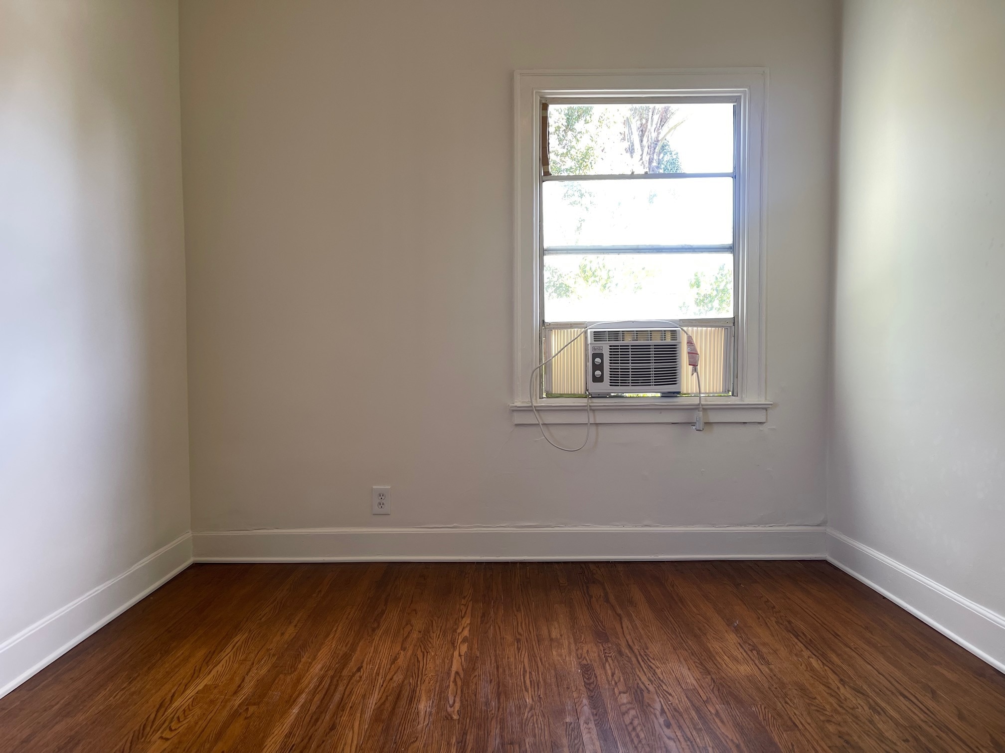 Building Photo - 3000 Kenwood Ave