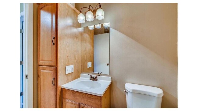 Building Photo - Great 2 Bedroom, 2 Bathroom Side by Side Townhome Unit Available in Coon Rapids - WON'T LAST LONG