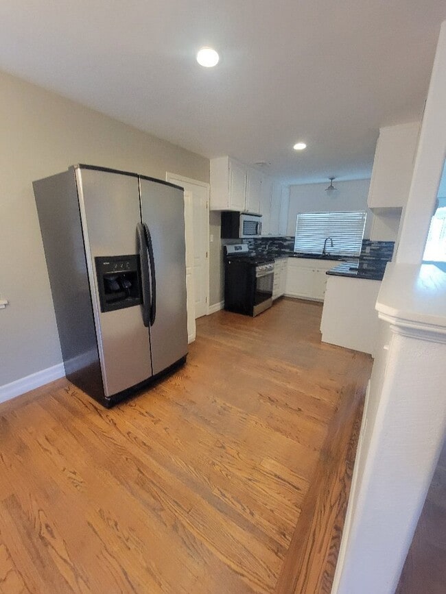 Building Photo - "Charming 3-Bed, 1.5-Bath home