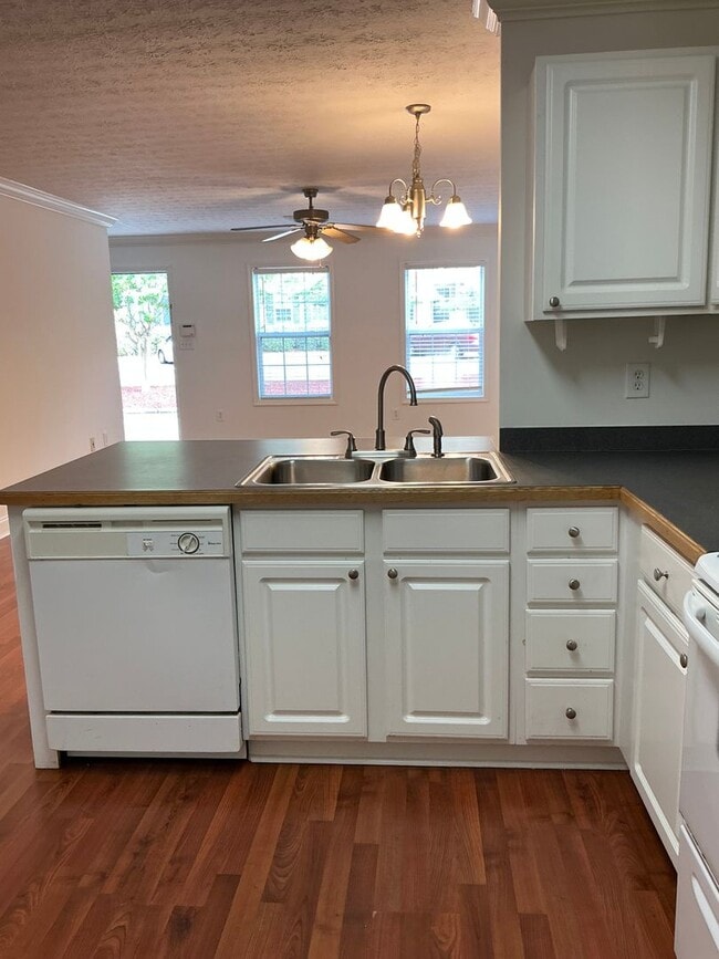 Building Photo - 2 BR 2.5 BA Condo in Gated Community- Mall...