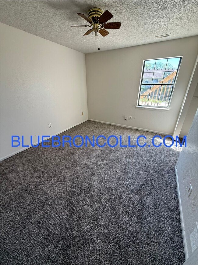 Building Photo - Updated 2-Bedroom Apartment in Raytown