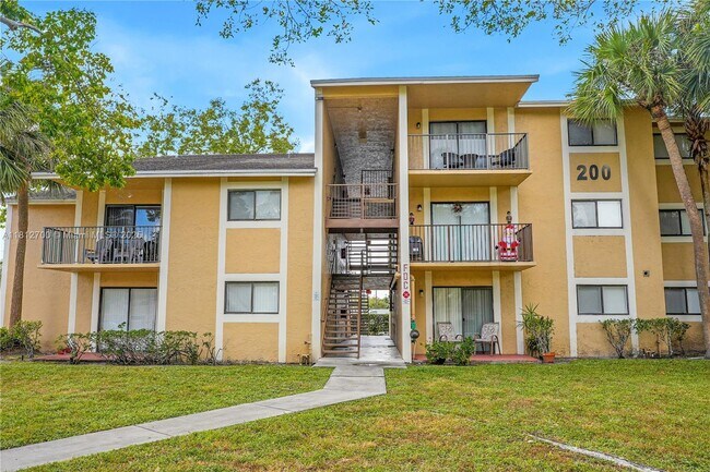 Building Photo - 200 Palm Cir W