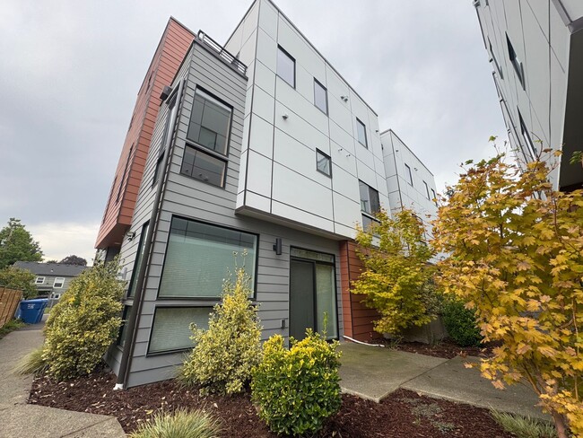 Primary Photo - Luxury Townhouse in South Park