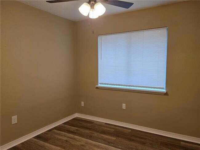 Building Photo - 133 W Queens Dr