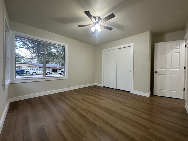 Building Photo - 1908 E Mimosa Ave