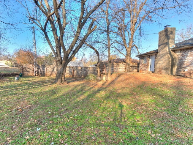 Building Photo - 606 Elmwood Dr