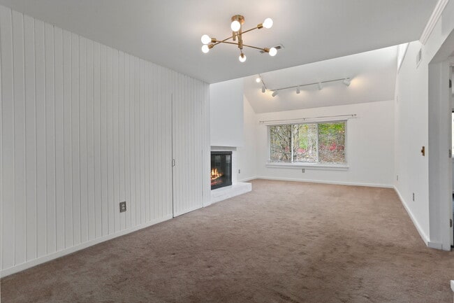 Building Photo - 301 Post Rd E