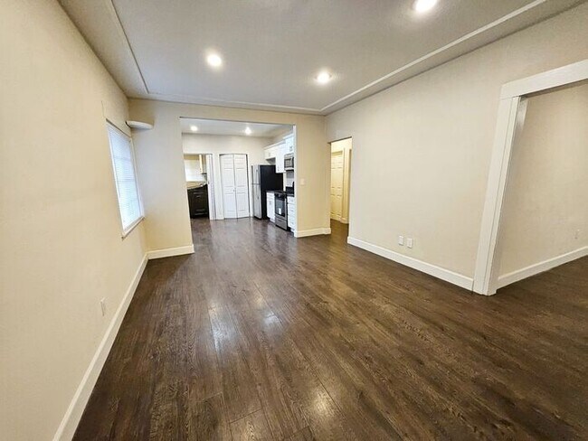 Building Photo - New Listing!