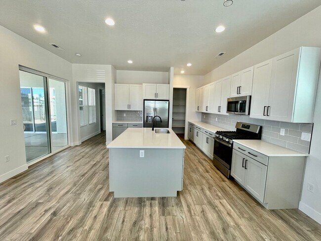 Building Photo - Like New! Three Bedroom Home in Desert Color