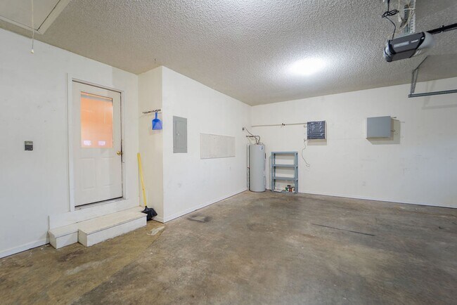 Building Photo - Charming 3 bedroom, 2 bath home that has been updated and is ready to be called home! This home h...