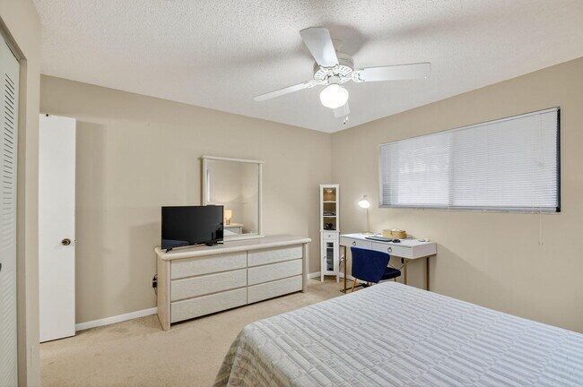 Building Photo - 15 Farnworth Dr