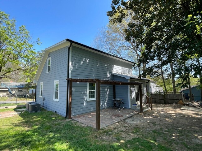 Building Photo - Walk to UNC campus! Newly Updated 4br 4ba ...