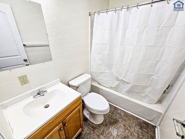 Building Photo - 702 Couch St