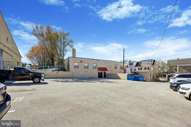 Building Photo - 1015 W Lancaster Ave