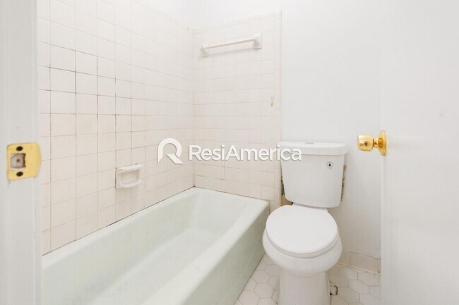 Building Photo - Newly Renovated 3/2 in a Quiet Neighborhood
