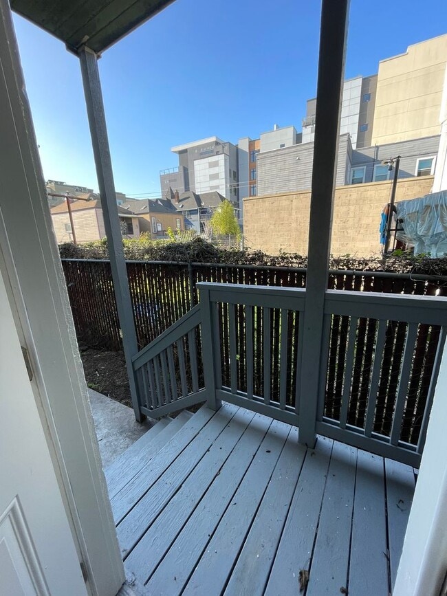 Building Photo - Large Lower Unit - 627 W Grand Ave