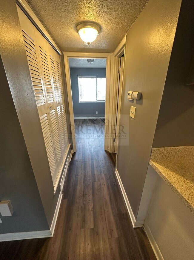 Building Photo - Updated 1 bed / 1 bath apartment - 60 West...