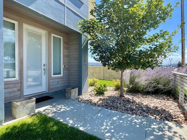 Building Photo - Gorgeous Townhome in South Jordan!