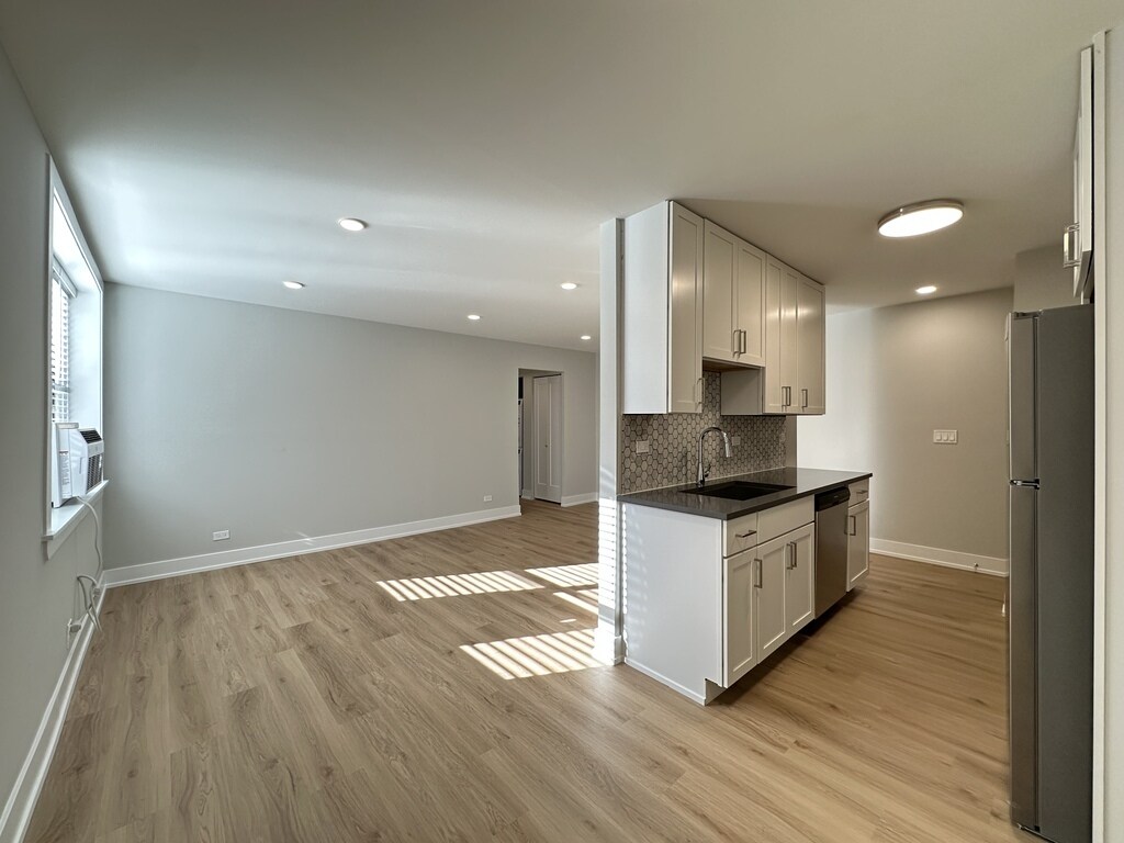 Building Photo - 535 W Aldine Ave