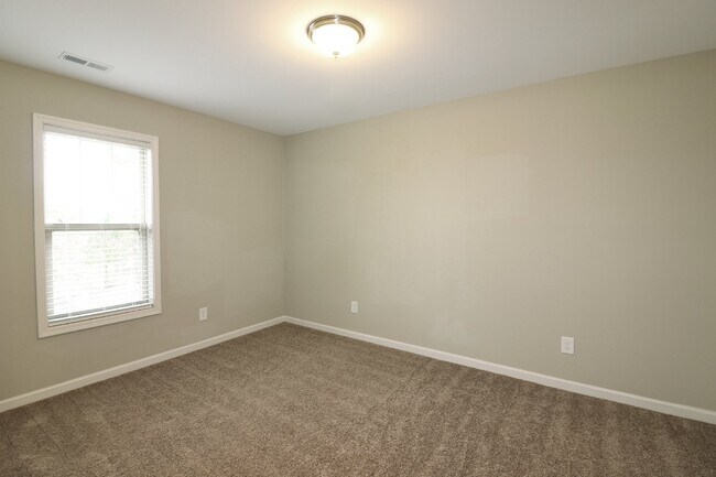 Building Photo - Spacious 4-Bedroom Home with Fireplace in Fayetteville, NC - A Must-See Rental Property!