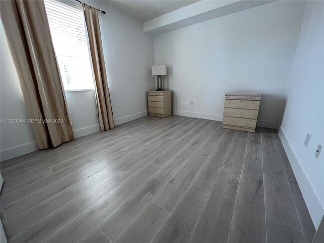 Building Photo - 17100 N Bay Rd