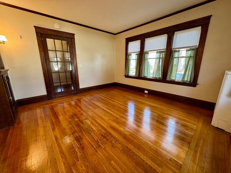 Building Photo - 16 Davis Ave