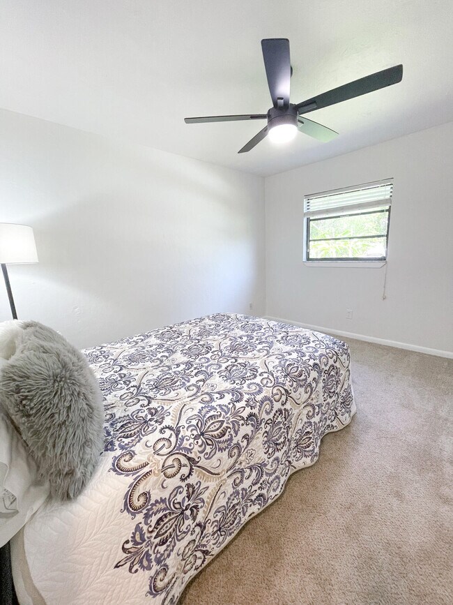 Building Photo - 6432 SE Clairmont Pl