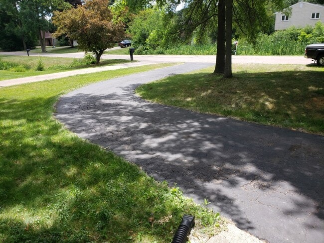 Building Photo - 24694 Creekside Dr