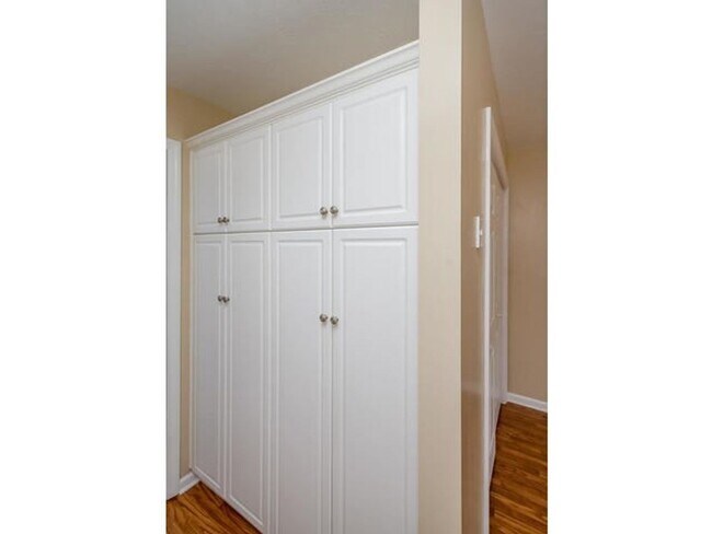 Building Photo - End-unit 2 Bed / 2 Bath Townhome with LVP Floors & washer/dryer included