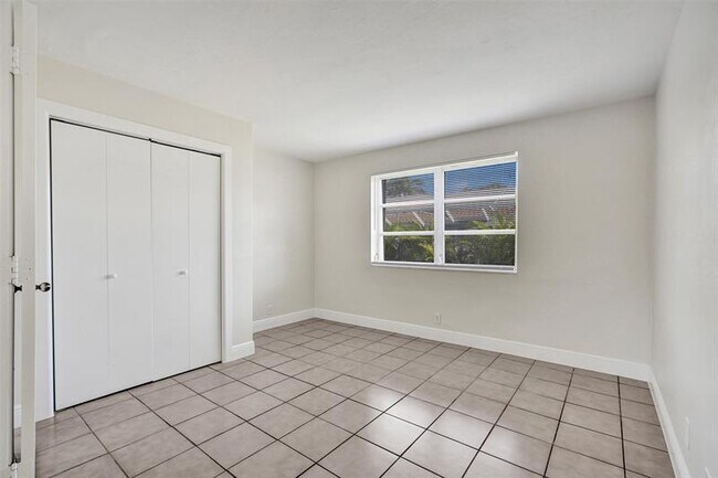 Building Photo - 2175 NE 56th St