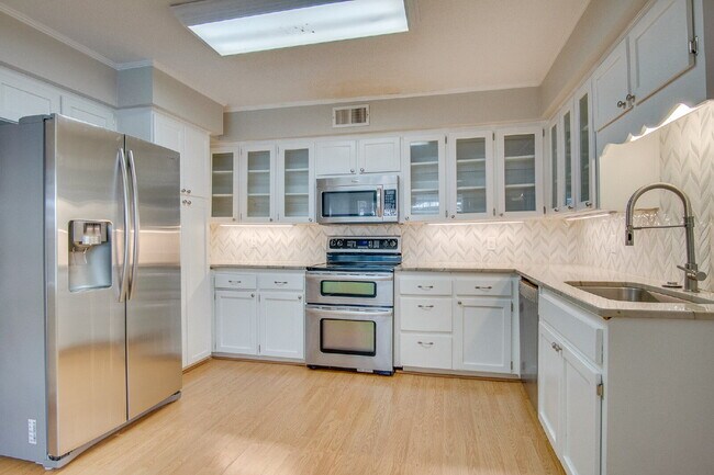 Building Photo - Pool Home with Office, Two Primary Suites ...