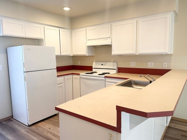 Building Photo - *HALF OFF first full month of rent!* Darli...