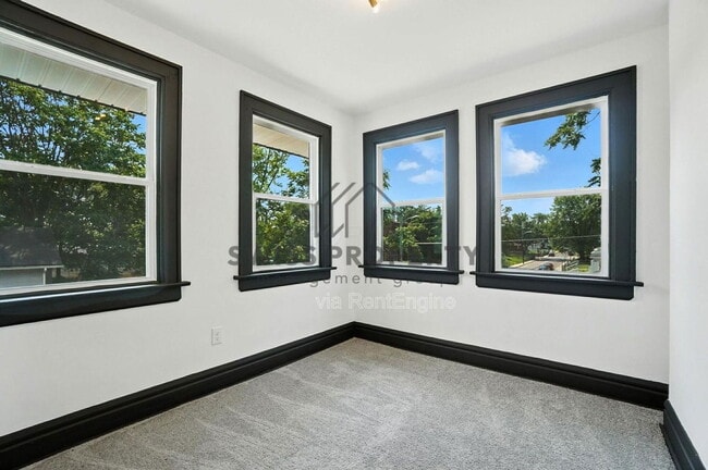 Building Photo - 887 E Livingston Ave