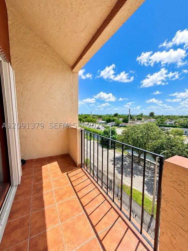 Building Photo - 1075 W 68th St