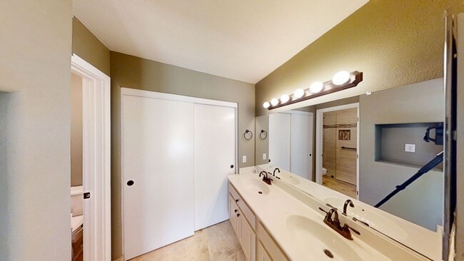 Building Photo - Beautiful 4 Bedroom 2 Bathroom House in Be...