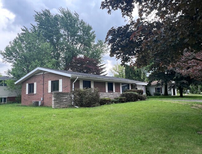 Building Photo - 3B2B Ranch in West Lafayette school system