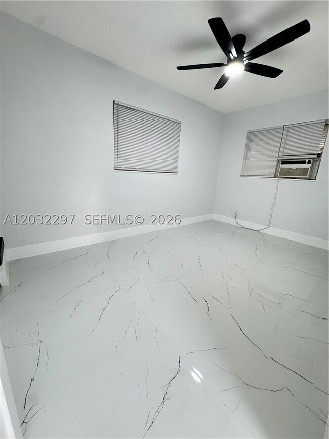 Building Photo - 1096 NE 157th St
