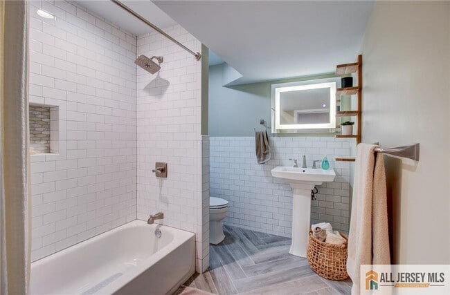 Building Photo - 388 Sayre Dr