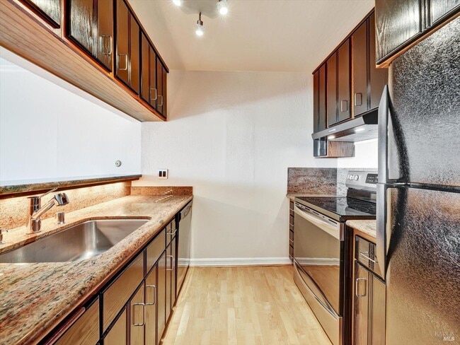 Building Photo - 367 Eden Roc Dr