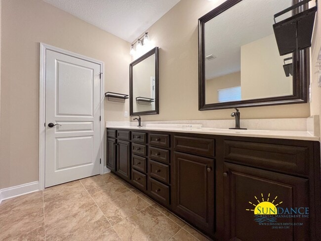 Building Photo - Gorgeous 4 Bedroom Home in FWB!