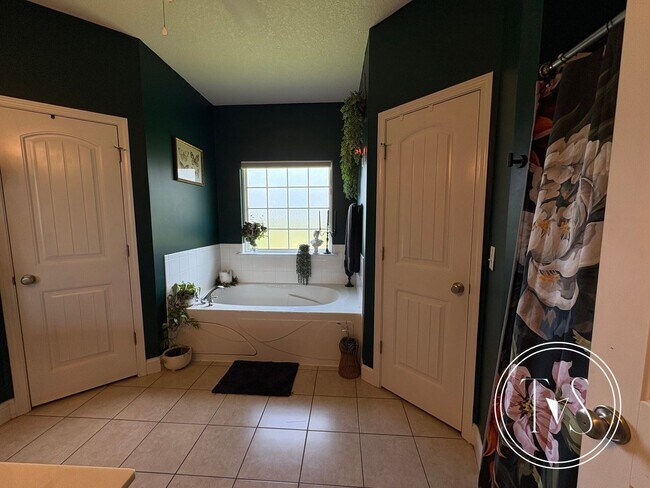 Building Photo - RATE DROP ALERT (WAS $2400/MONTH) and FALL...