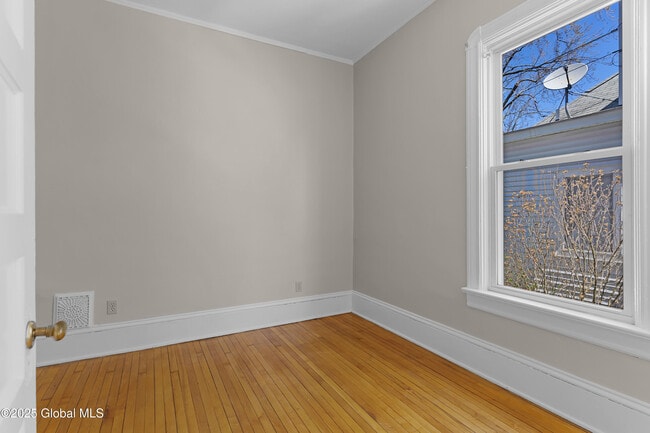 Building Photo - 1047 Waverly Pl